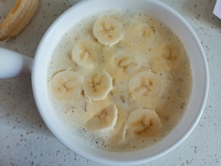 （低卡饱腹减脂）香蕉牛奶烤燕麦,上面再铺上香蕉片
