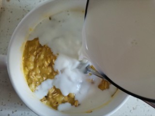 （低卡饱腹减脂）香蕉牛奶烤燕麦,倒入牛奶搅拌均匀