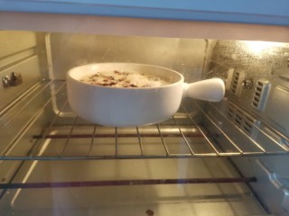（低卡饱腹减脂）香蕉牛奶烤燕麦,送入预热好的烤箱，上下火180度烤25分钟