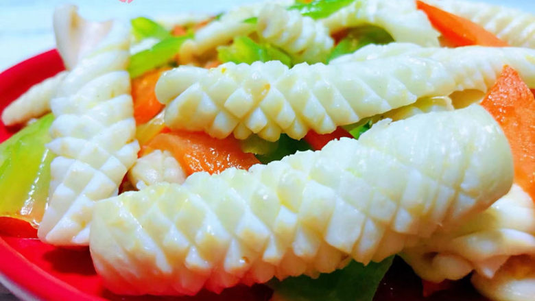 芹菜目鱼花,目鱼的营养价值非常丰富经常食用对身体有益