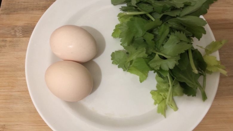 芹菜叶炒鸡蛋,准备食材