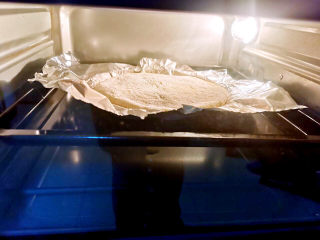 奶酪饼,发胀后，烤箱160度预热，放入饼胚