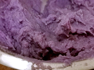 奶酪饼,把紫薯压成泥