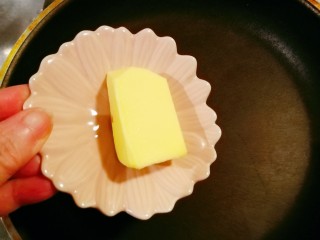 奶枣,起油锅放入黄油加热。