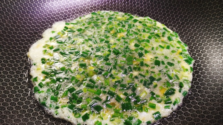 小葱炒鸡蛋,将搅拌均匀的小葱鸡蛋液倒入锅中