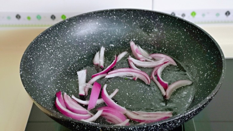 香辣鱿鱼圈,起油锅，加入切好的洋葱煸炒。