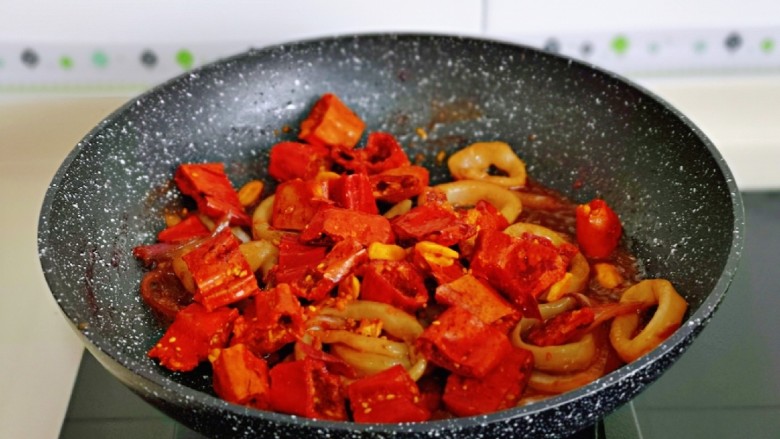 香辣鱿鱼圈,鱿鱼炒至8分熟时加入香脆椒，快速翻炒。