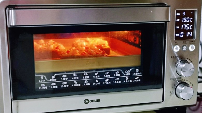 吐司培根披萨,上管190度，下管175度烤12-15分钟左右。(时间及温度仅供参考)