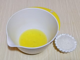 半熟芝士蛋糕,蛋白打发，首先滴入柠檬汁，分三次加入白砂糖。