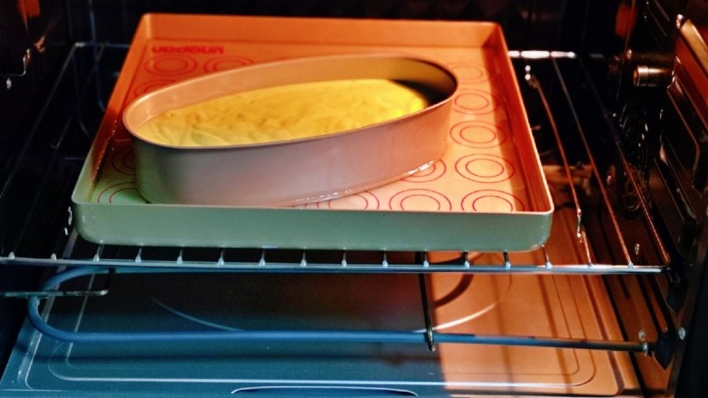 半熟芝士蛋糕,将模具放入预热好有水的烤盘中，(水浴烤法）上下170度烤20分钟，20分钟后，蛋糕表面已经定型上色，这时将烤箱上下调到140度，烤40分钟，烤好后不要马上将模具取出，放在烤箱里焖30分钟。
