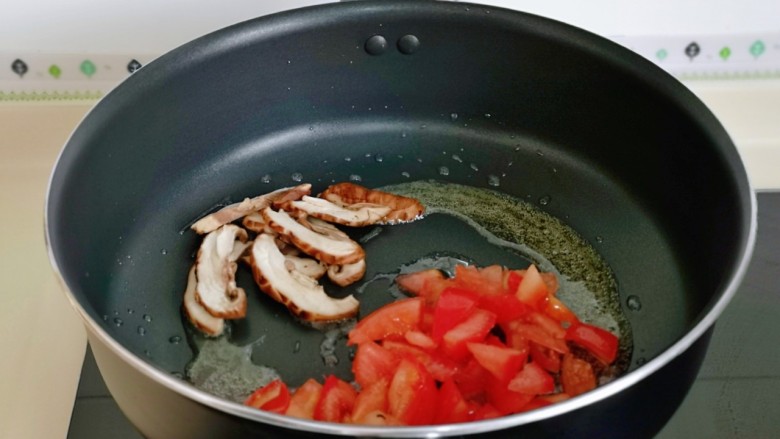 砂锅米线,起油锅，加入香菇片与番茄丁翻炒。