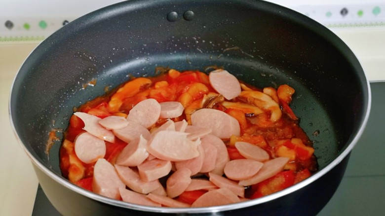 砂锅米线,待番茄煸炒变软时加入切好的香肠小火翻炒。