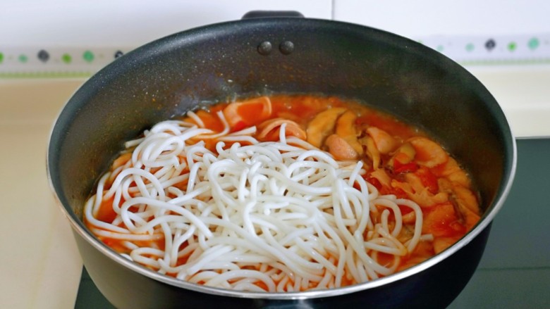 砂锅米线,再加入米线，用筷子搅拌均匀。