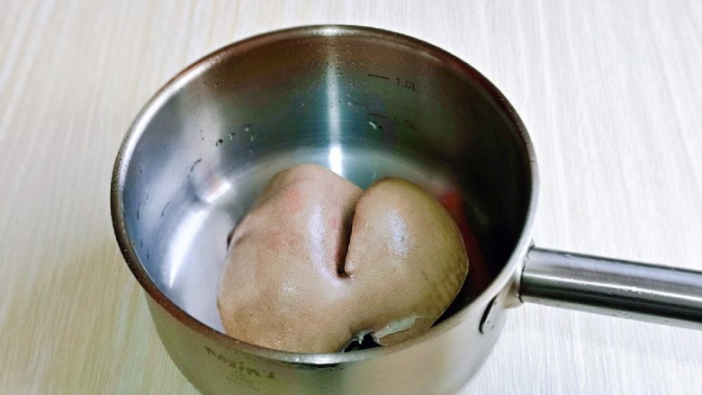 白切猪肝,煮好的猪肝把水倒掉，再用冷水反复冲洗，将猪肝上的杂质冲洗干净，再次放入锅中。