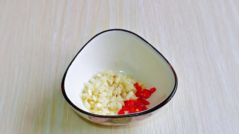 白切猪肝,<a style='color:red;display:inline-block;' href='/shicai/ 2794'>大蒜</a>去皮切碎，辣椒很干净切段，放入小碗中。
