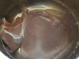 白切猪肝,清水里反复揉洗，洗掉血水，放入加了白醋的清水中浸泡30分钟，冲洗干净。