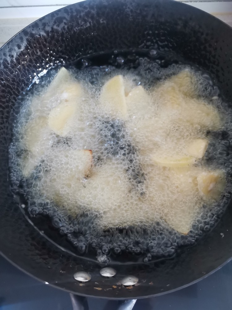家常菜地三鲜,起锅烧油先炸土豆片，油温7层下土豆