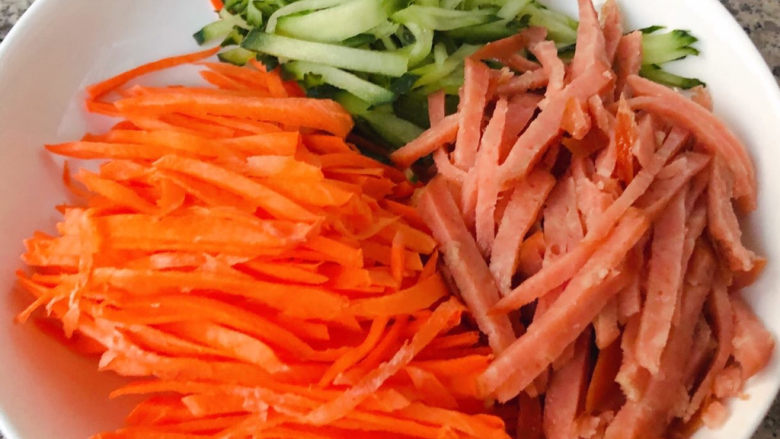 炒合菜,黄瓜、胡萝卜、香肠切成均匀的丝状
