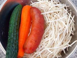 炒合菜,准备原材料豆芽摘去两端成掐菜、香肠、黄瓜、胡萝卜