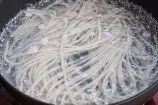 砂锅米线,锅中烧开水，放入泡软的米线煮约2分钟，捞出过凉水备用。