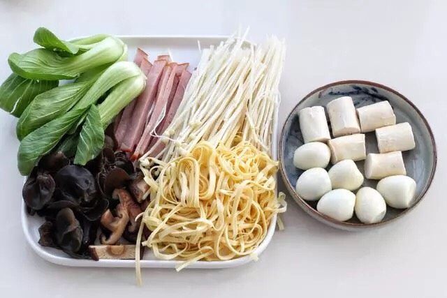 砂锅米线,准备好要用到的各种蔬菜和丸子类，<a style='color:red;display:inline-block;' href='/shicai/ 230'>香菇</a>和木耳也要提前泡发，该洗的洗、该切的切。