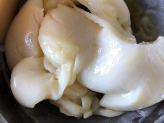 芋泥麻薯盒子,翻动面团，让面团吸收黄油。