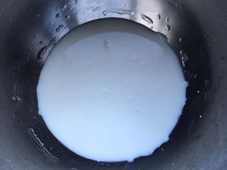 芋泥麻薯盒子,接着做麻薯：牛奶加糖搅拌溶解。