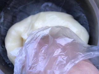 芋泥麻薯盒子,戴手套反复揉面团，使黄油融合的更充分。