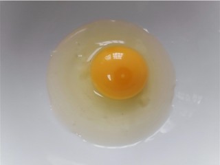 培根炒蛋,将鸡蛋磕入碗中