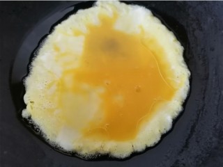 培根炒蛋,锅内放油烧热倒入蛋液
