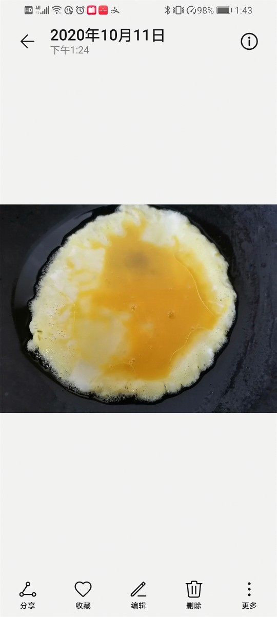 培根炒蛋,锅内放油烧热倒入蛋液