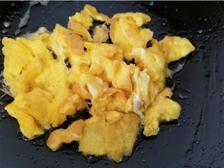 培根炒蛋,将鸡蛋炒成小块然后盛出