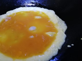 培根炒蛋,油热倒入蛋液。