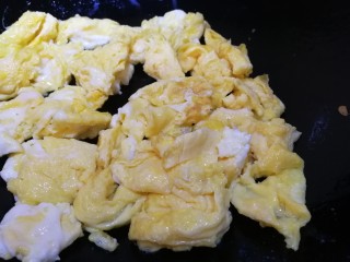 培根炒蛋,炒熟，划散成小块，盛出备用。