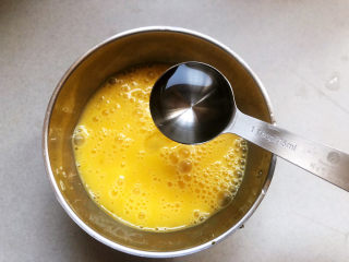 培根炒蛋,加入凉白开在继续搅匀
