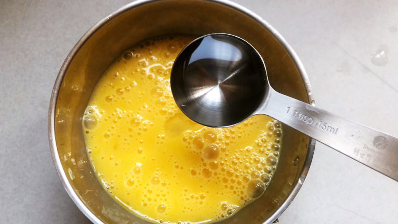 培根炒蛋,加入凉白开在继续搅匀