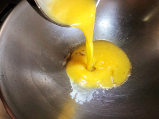 培根炒蛋,锅中底油，开中火，加入蛋液