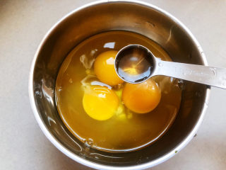 培根炒蛋,鸡蛋打入碗中，加入料酒，去腥提香，打散