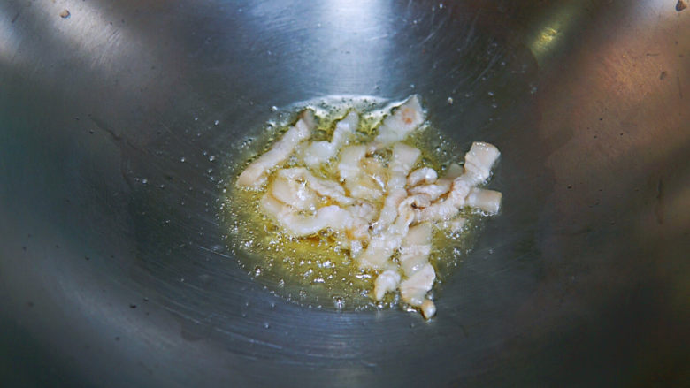 雪菜炒肉丝,热锅凉油，肥五花肉丝如果慢慢煸炒出猪油