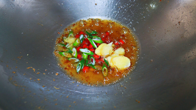 雪菜炒肉丝,底油爆香姜片、辣椒、葱花