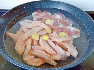 卤鸡翅尖,鸡翅鸡胗放入锅里加料酒2勺。生姜片加一点去腥。