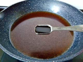 卤鸡翅尖,锅里放三碗水和80克卤水汁调味料，加老抽2勺。