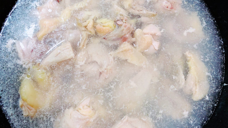 砂锅米线,锅中烧开水，放入鸡块焯去血水。