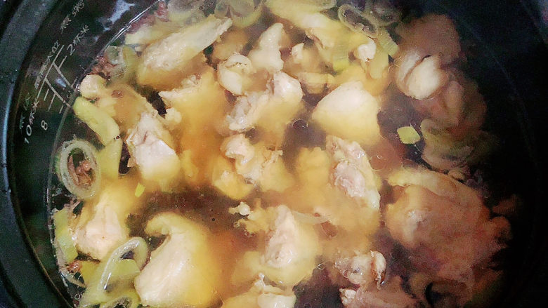 砂锅米线,鸡汤压好，可以开锅再炖煮10分钟。