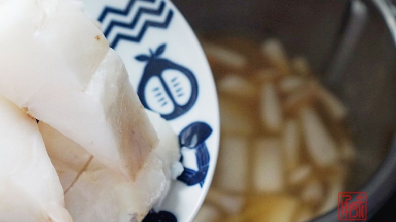 日式冬笋鳕鱼汤,9、然后将鳕鱼放入煮了15分钟的锅中。