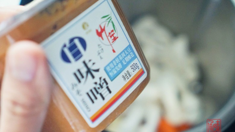 日式冬笋鳕鱼汤,5、锅中加入水放入味增酱。