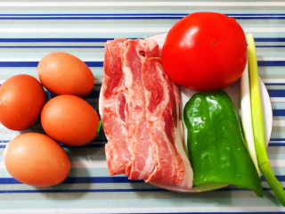 培根炒蛋,准备原材料鸡蛋、培根、西红柿、青椒、香葱