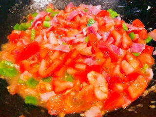 培根炒蛋,放入切好的西红柿大火快速翻炒出汤汁