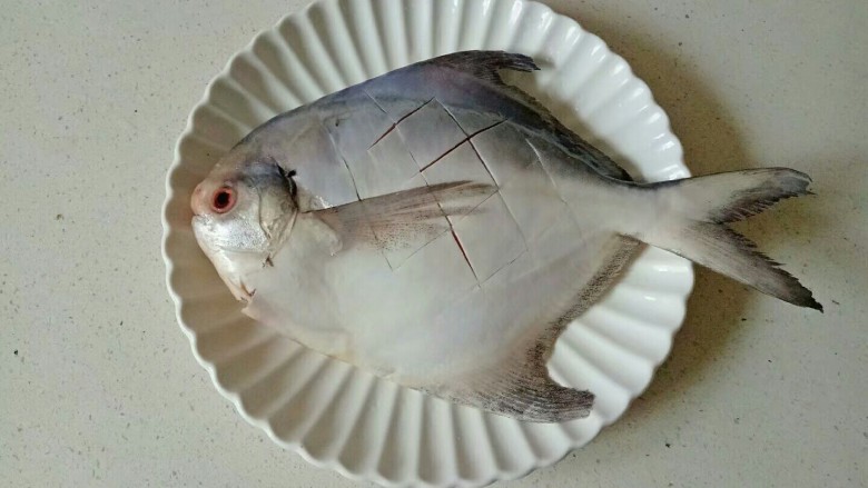 红烧武昌鱼,解冻后处理并清洗干净，在鱼身上切花刀