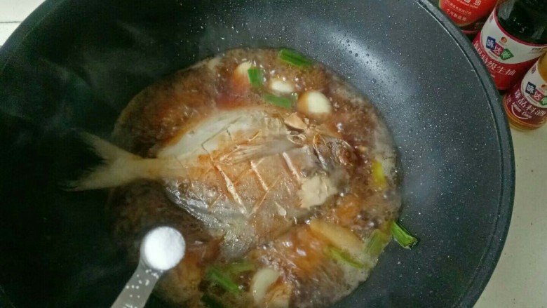 红烧武昌鱼,加入适量清水，加入一勺盐，盖上锅盖，大火煮开转中火焖煮18分钟即可